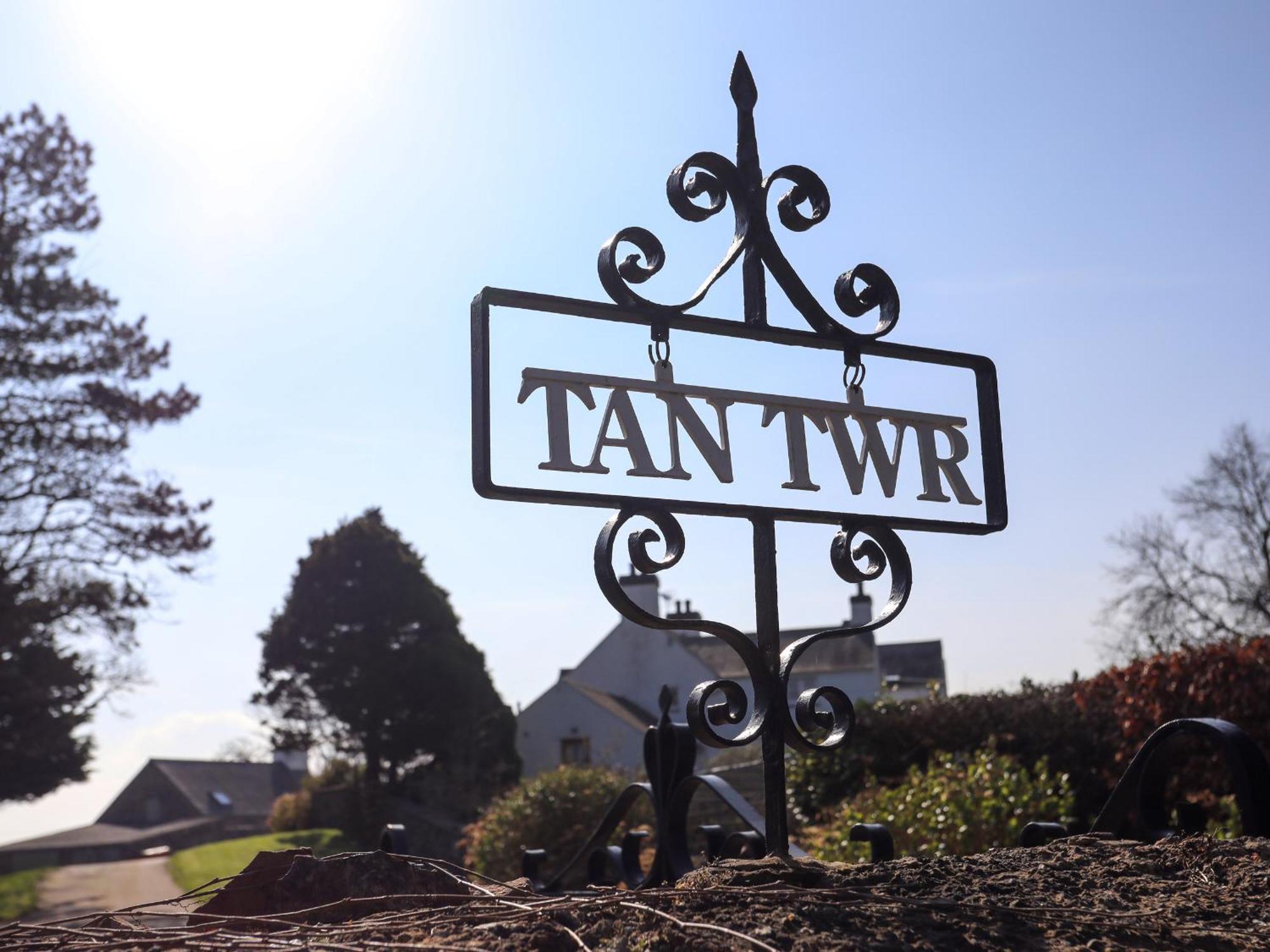 Tan Twr Farm Cottage Dwyran 外观 照片